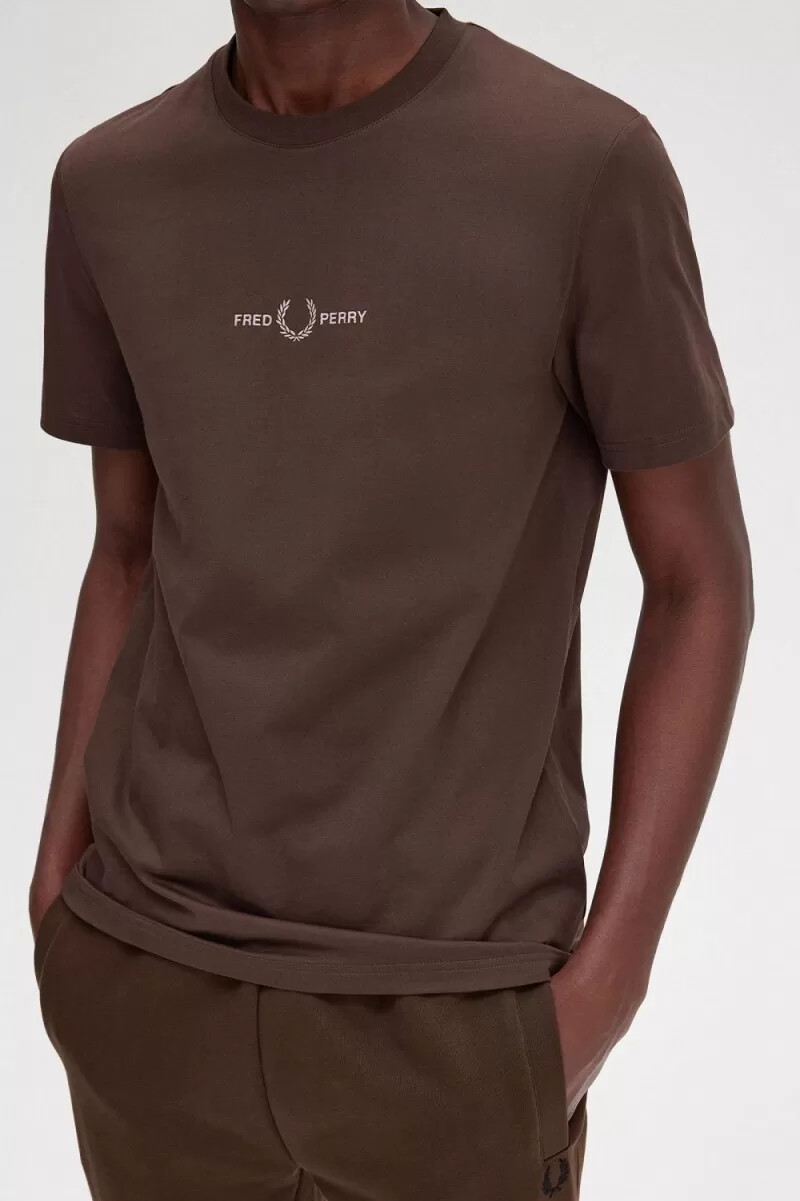 fred perry herren-t-shirt mit stickerei farbe burnt tobacco