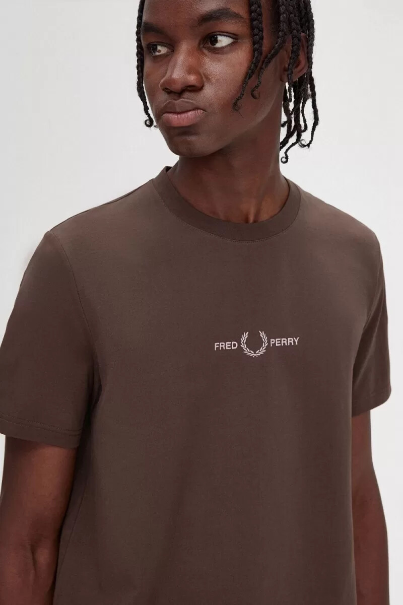 fred perry herren-t-shirt mit stickerei farbe burnt tobacco