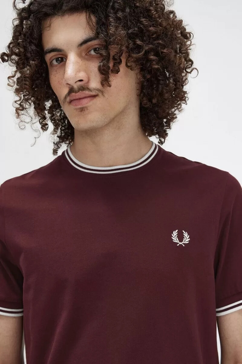 fred perry herren-t-shirt mit zwei spitzen bordeauxrot