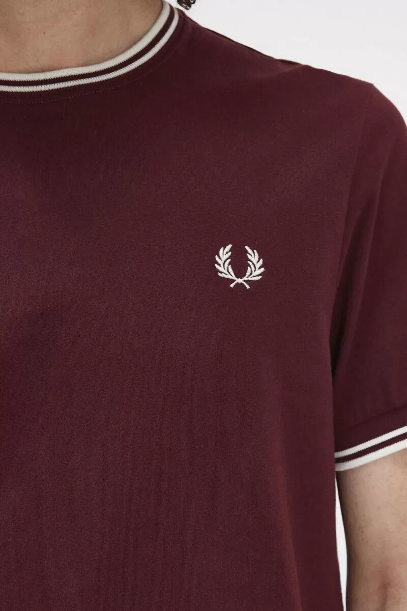 fred perry herren-t-shirt mit zwei spitzen bordeauxrot