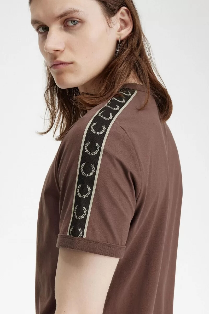 fred perry herren-t-shirt mit kontrastband dunkelrotwarmgrau