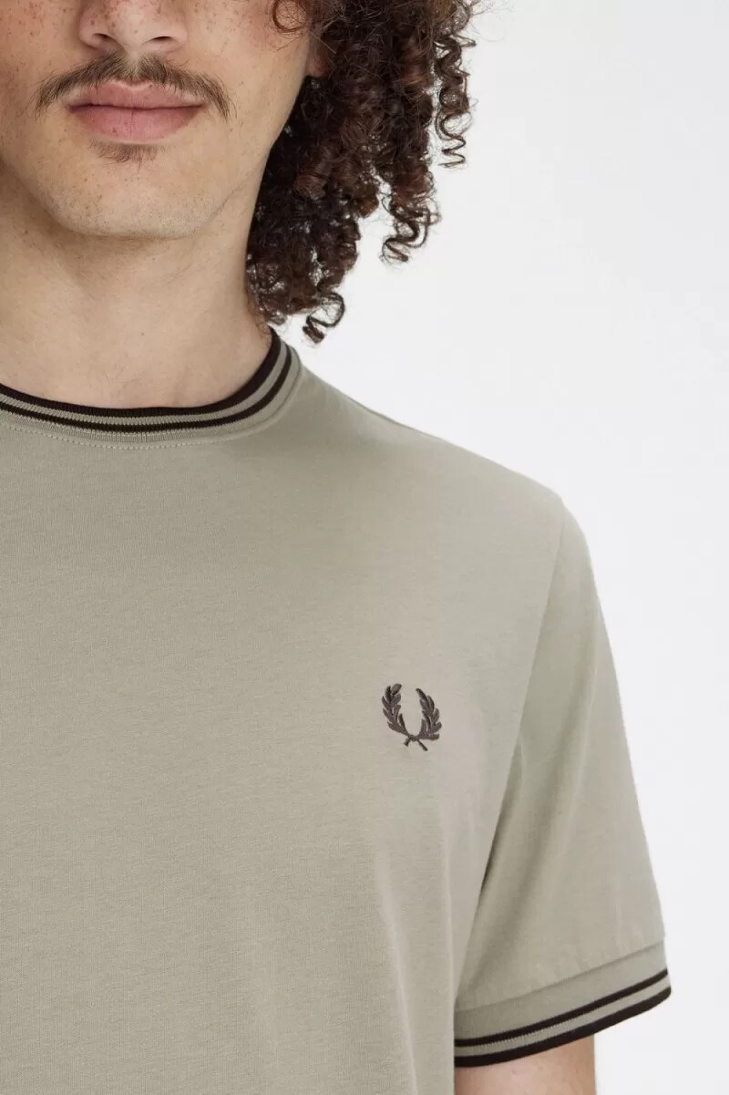 fred perry twin tipped herren-t-shirt warmgrau dunkelrot