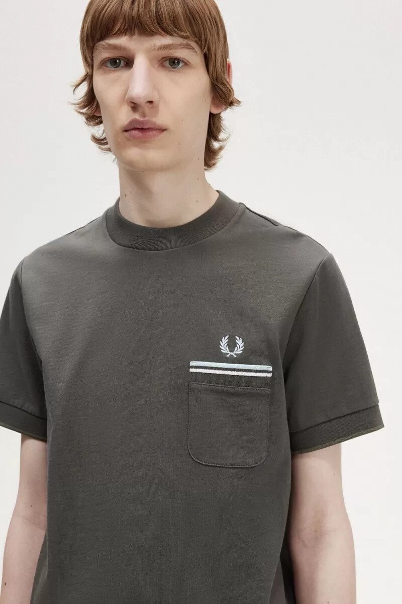 fred perry herren-t-shirt mit zwei aufgesetzten taschen feldgrün