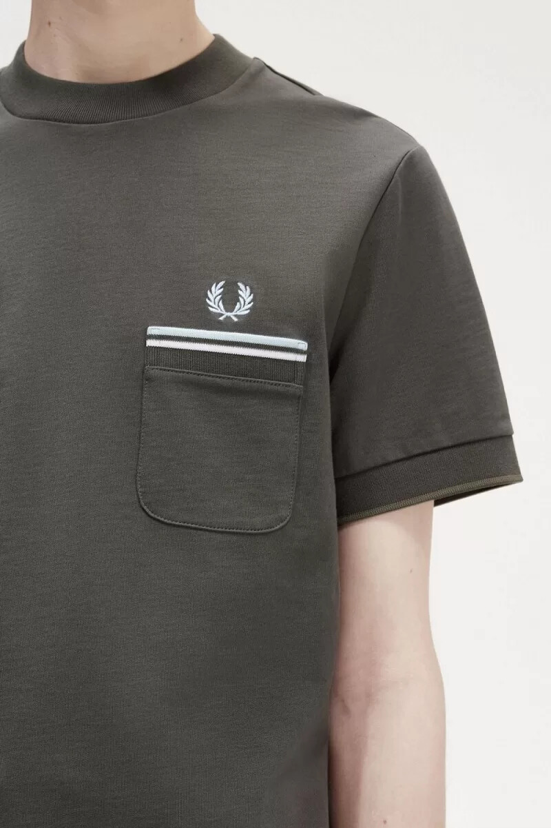 fred perry herren-t-shirt mit zwei aufgesetzten taschen feldgrün